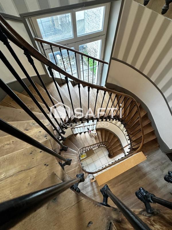 Maison - 221 m² - 9 pièces