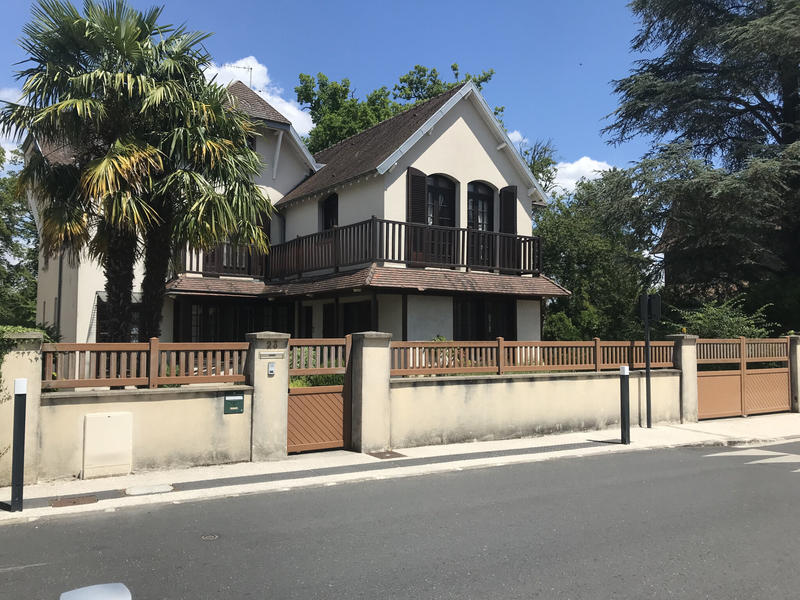 Maison - 218 m² - 11 pièces