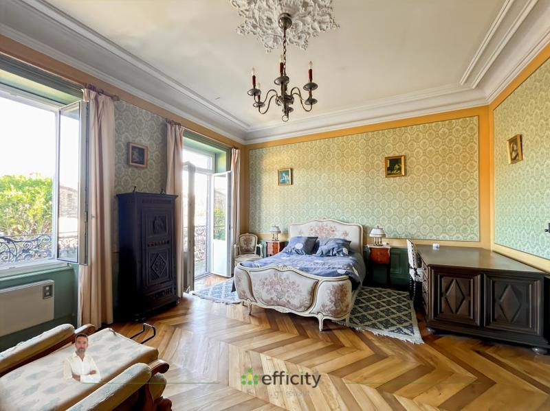 Maison - 260 m² - 9 pièces