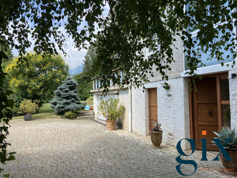 Maison - 317 m² - 11 pièces