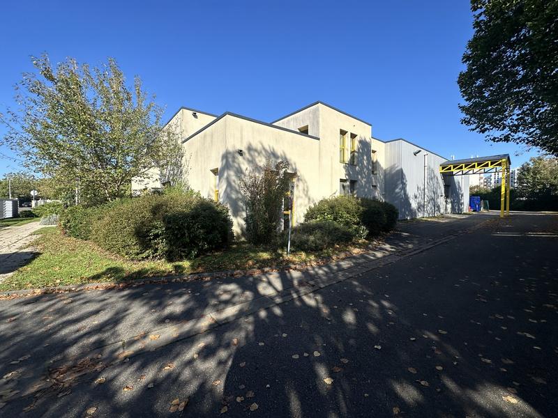 Local d'activités - 1 418 m² - 15 pièces
