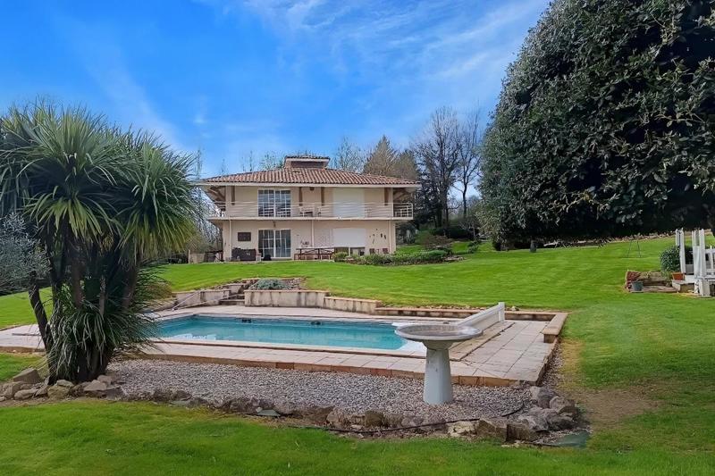 Maison - 217 m² - 8 pièces