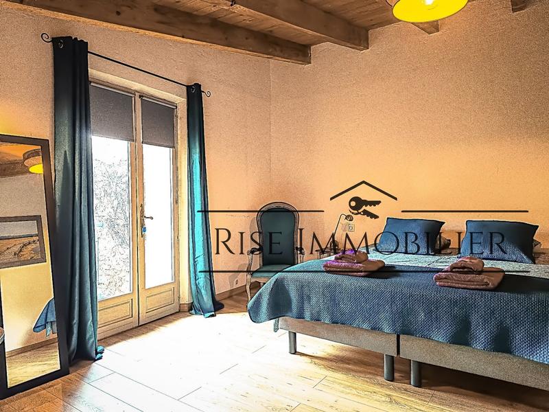 Maison - 218 m² - 9 pièces