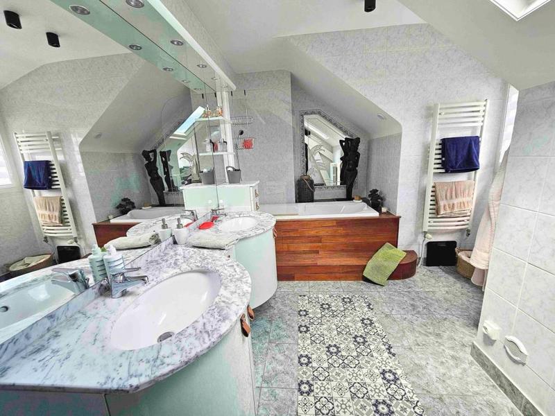 Maison - 202 m² - 8 pièces