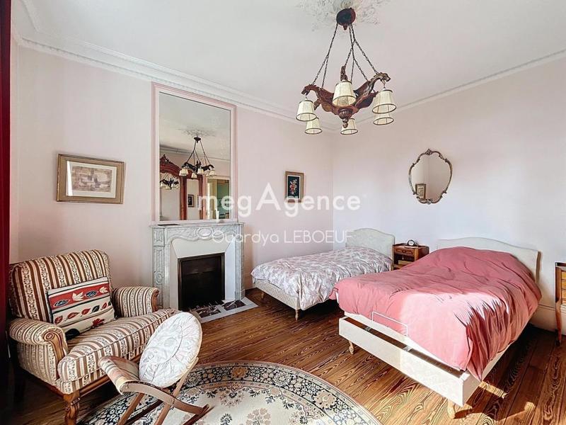 Maison - 165 m² - 9 pièces