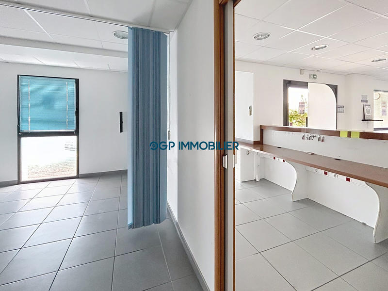 Local commercial - 207 m² - 15 pièces