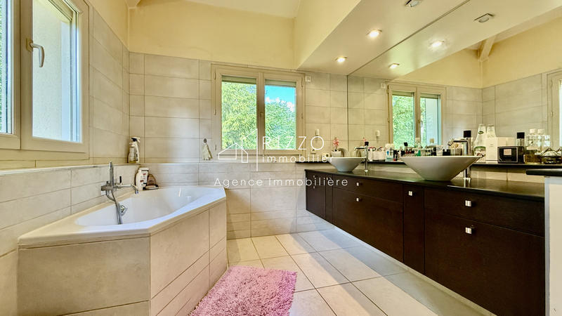 Maison - 302 m² - 8 pièces