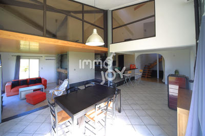 Maison - 216 m² - 8 pièces