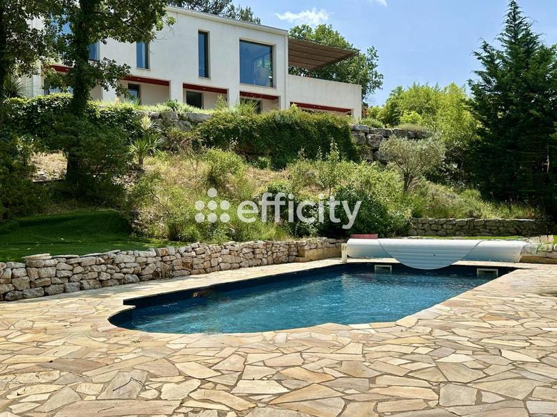 Maison - 290 m² - 11 pièces