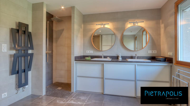 Maison - 270 m² - 9 pièces