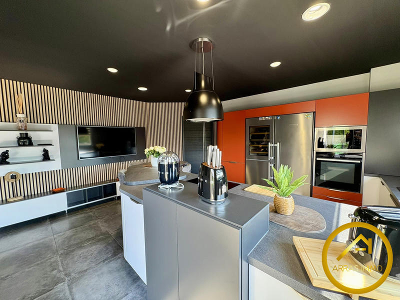 Maison - 208 m² - 8 pièces