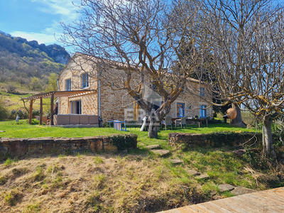 Maison - 213 m² - 9 pièces