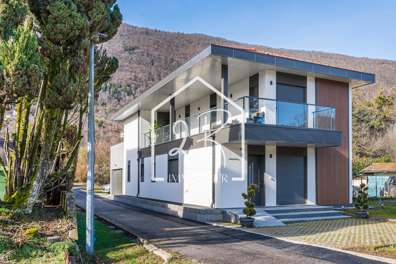 Propriété - 197 m² - 8 pièces