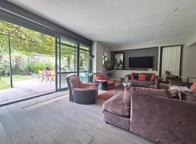 Maison - 267 m² - 9 pièces