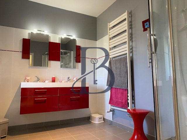 Maison - 223 m² - 8 pièces