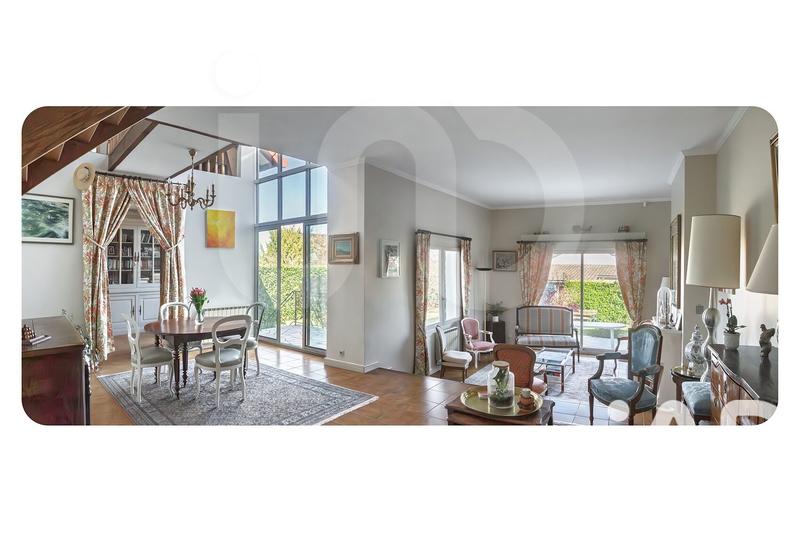 Maison - 251 m² - 10 pièces