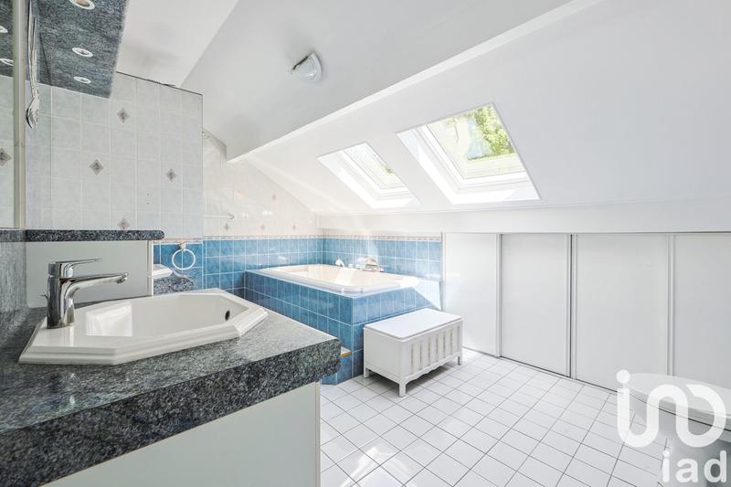 Maison - 203 m² - 9 pièces