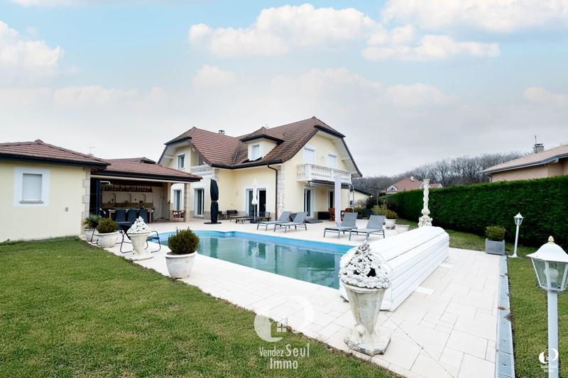 Maison traditionnelle - 274 m² - 8 pièces