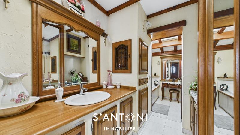 Maison - 210 m² - 8 pièces