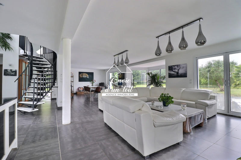 Maison contemporaine - 218 m² - 6 pièces