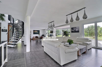 Maison contemporaine - 218 m² - 6 pièces