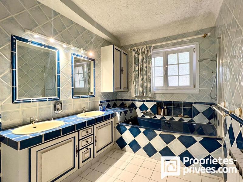 Maison - 230 m² - 7 pièces