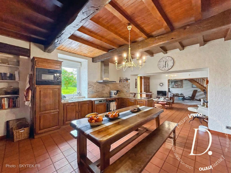 Maison - 280 m² - 6 pièces