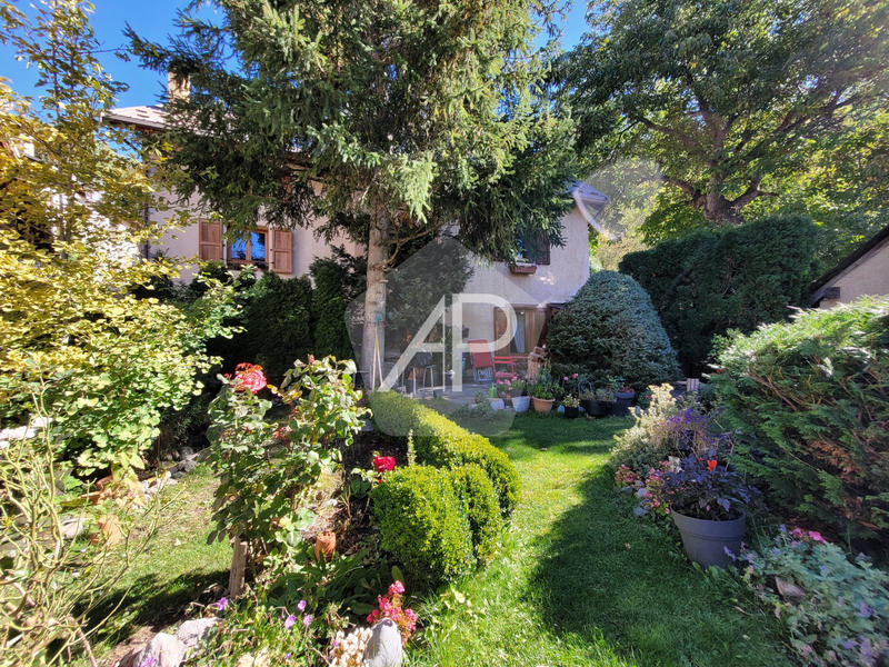 Maison traditionnelle - 215 m² - 9 pièces