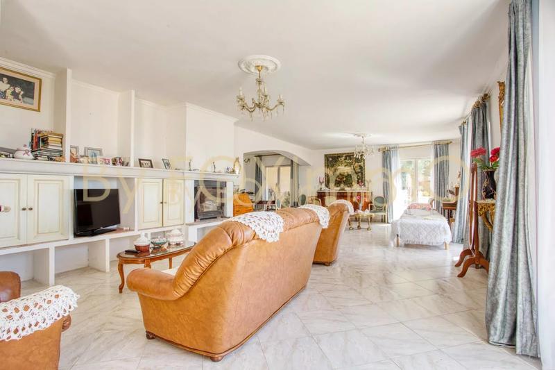 Maison - 220 m² - 5 pièces