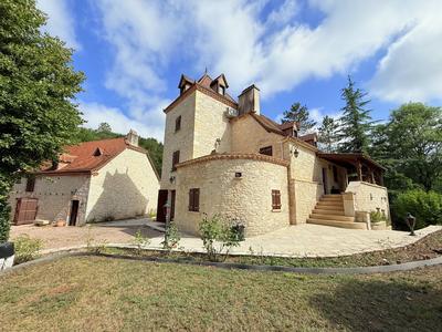 Maison - 406 m² - 16 pièces