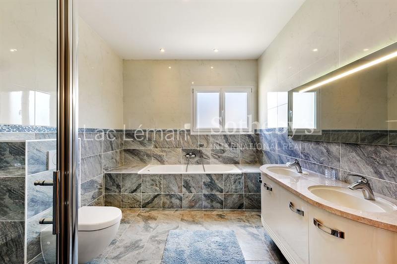 Maison - 312 m² - 9 pièces