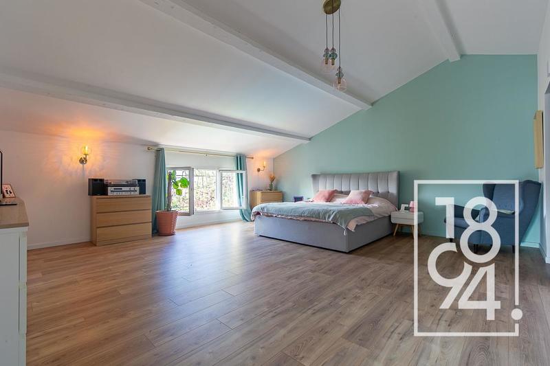 Maison - 300 m² - 6 pièces