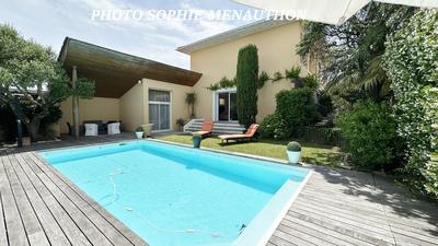 Maison - 221 m² - 7 pièces