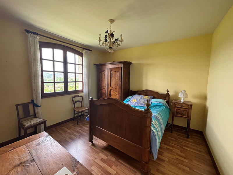 Maison - 235 m² - 9 pièces