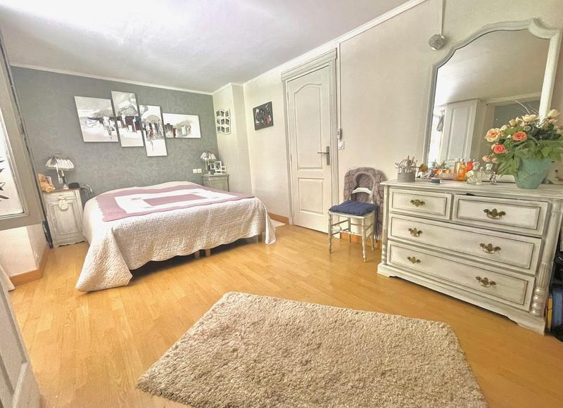 Maison - 232 m² - 9 pièces