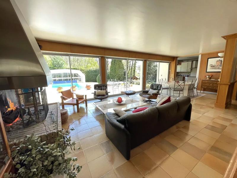 Maison - 243 m² - 9 pièces