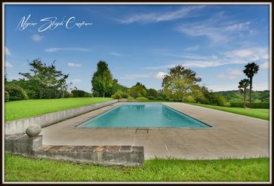 Maison - 355 m² - 10 pièces