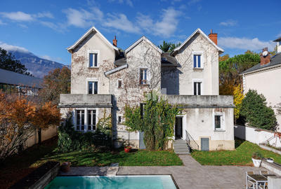 Propriété - 260 m² - 8 pièces