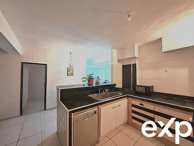 Maison - 300 m² - 16 pièces