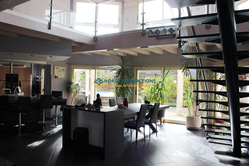 Maison - 327 m² - 9 pièces