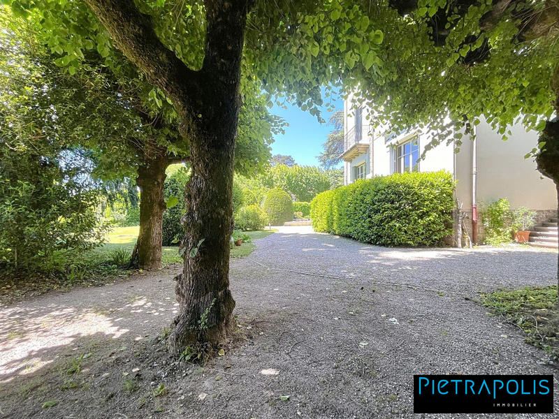 Maison - 251 m² - 9 pièces