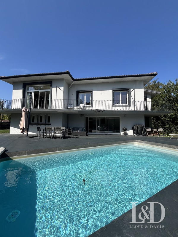 Maison contemporaine - 223 m² - 8 pièces