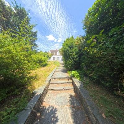 Maison - 325 m² - 11 pièces