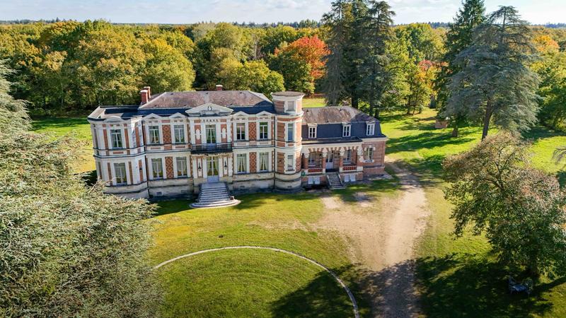 Propriété - 1 125 m² - 25 pièces