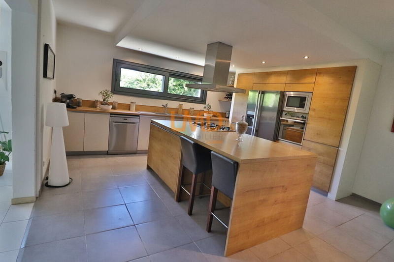 Propriété - 280 m² - 7 pièces