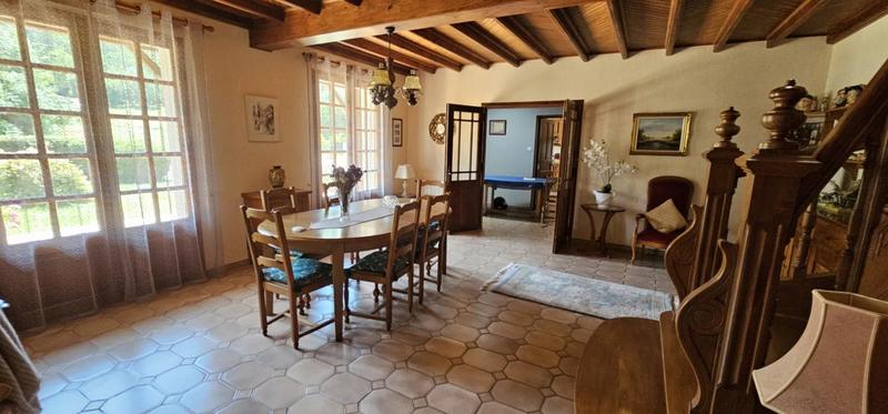 Maison - 212 m² - 9 pièces