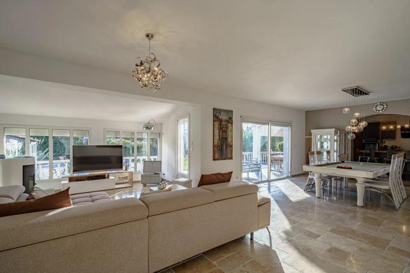 Propriété - 207 m² - 9 pièces