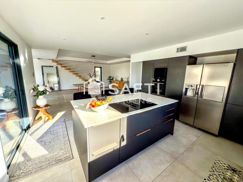 Maison - 220 m² - 6 pièces