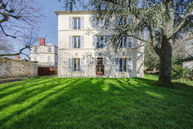 Maison - 383 m² - 9 pièces