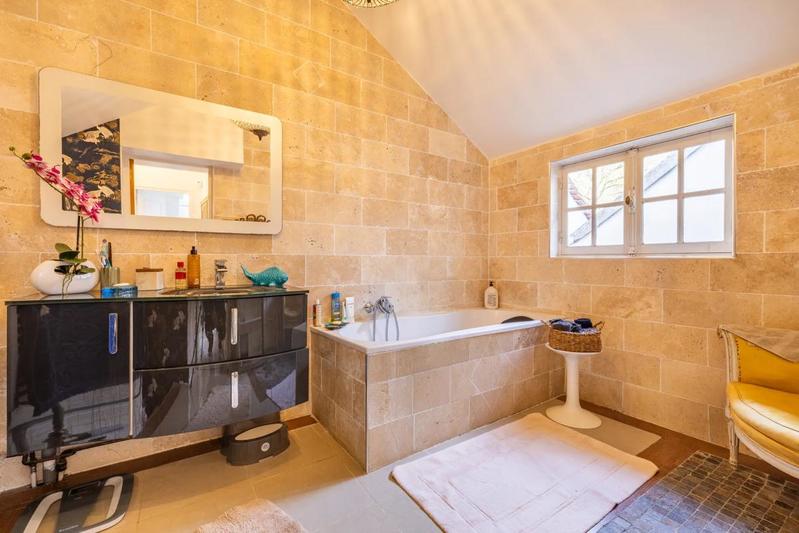 Maison - 212 m² - 9 pièces